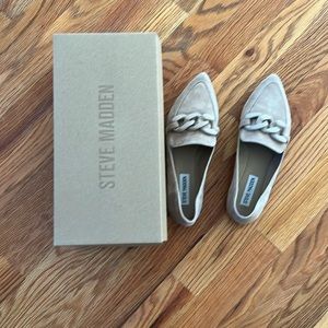 Steve Madden Size 7 Famed/Sand pointed flat with chain 330